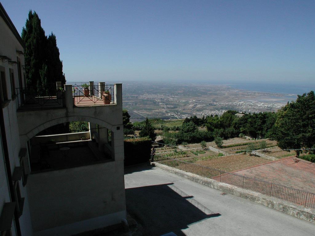 Eremo Hotel Casa Del Sorriso 埃里切 外观 照片